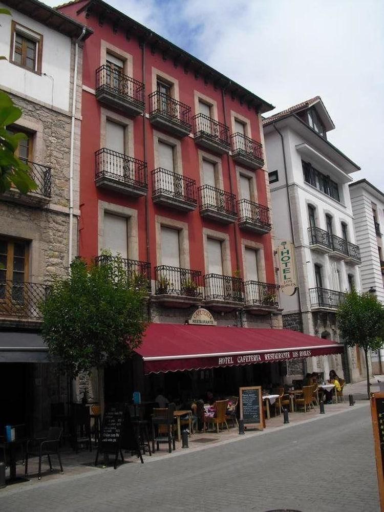Hotel Los Robles Onís Extérieur photo