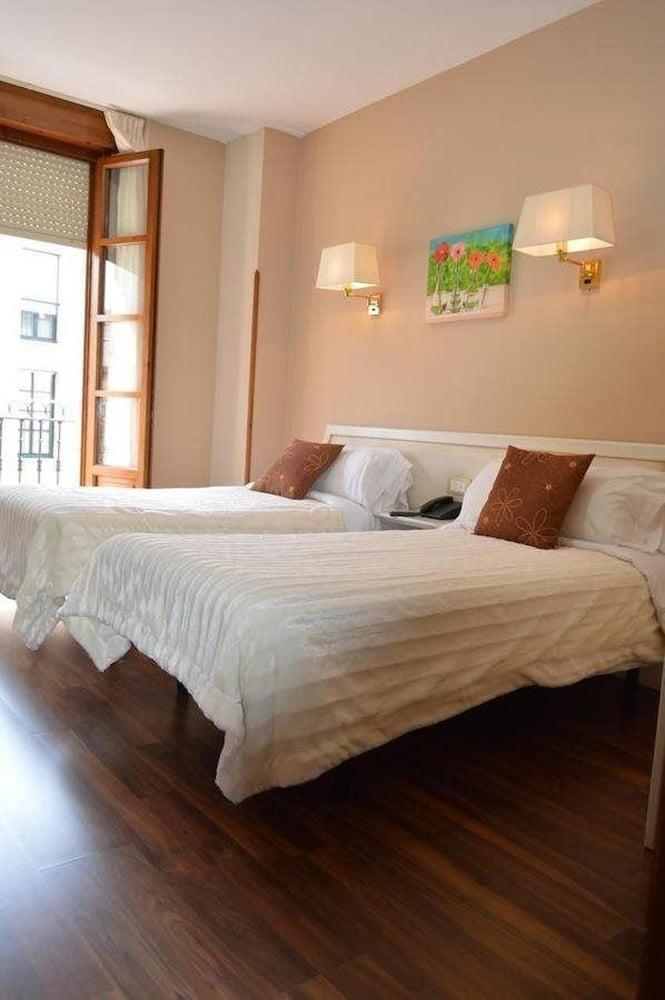 Hotel Los Robles Onís Extérieur photo