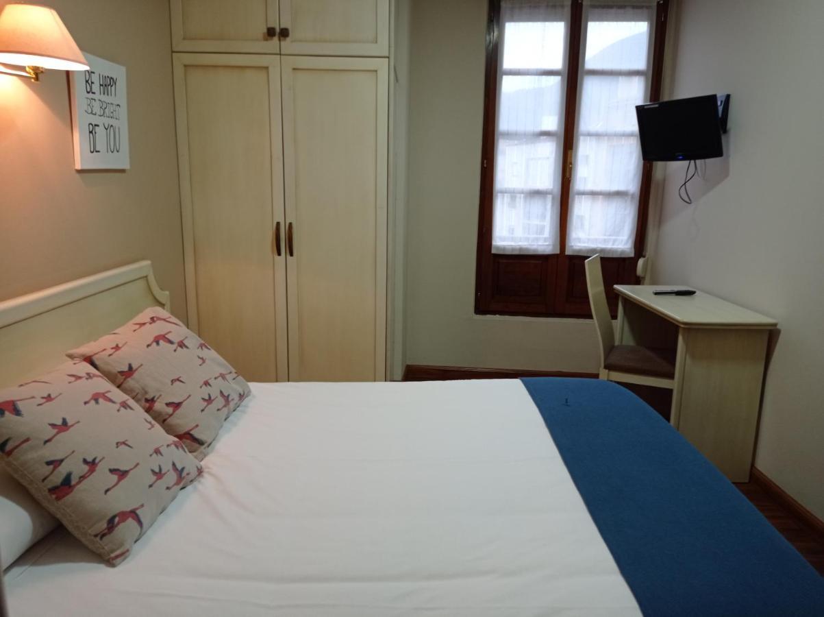 Hotel Los Robles Onís Extérieur photo