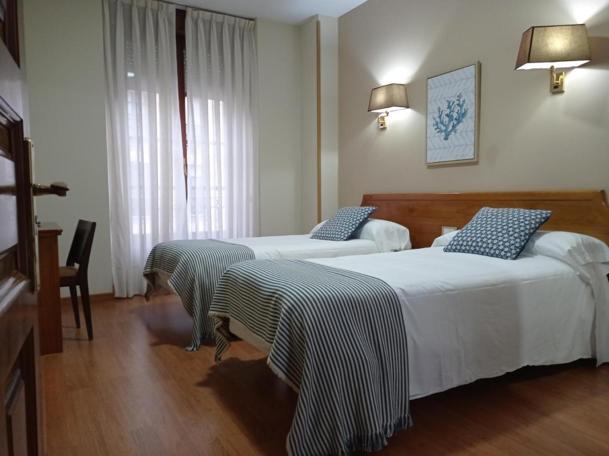 Hotel Los Robles Onís Extérieur photo