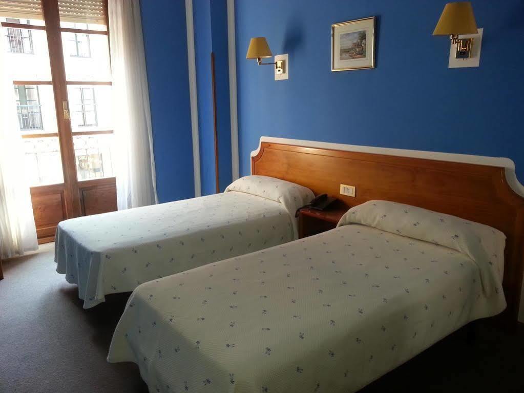 Hotel Los Robles Onís Extérieur photo